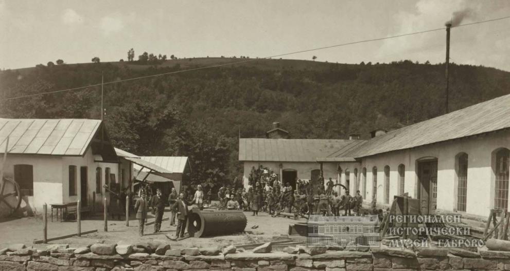 Машинна фабрика и железолеярна „Иван Недков" ААД – Габрово през 1912 г. със собствениците и персонала