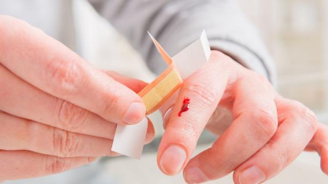 Учени обясниха силната болка при порязване с лист хартия