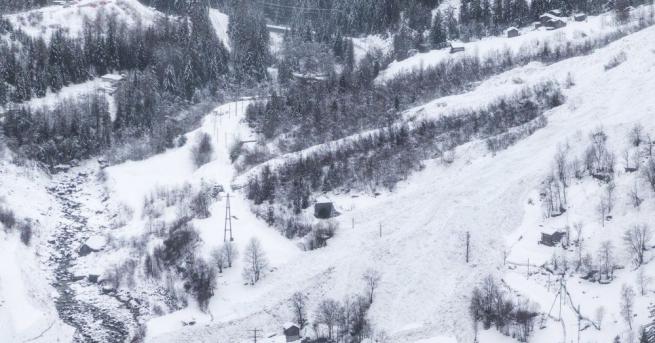 Двама души са пострадали при лавина в южния швейцарски кантон