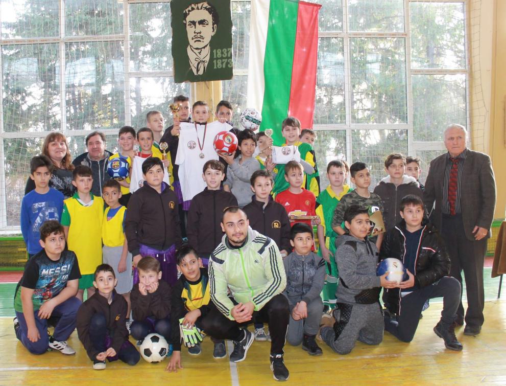 Малките футболисти от ОУ“Отец Паисий“ победиха в турнира в чест на Апостола