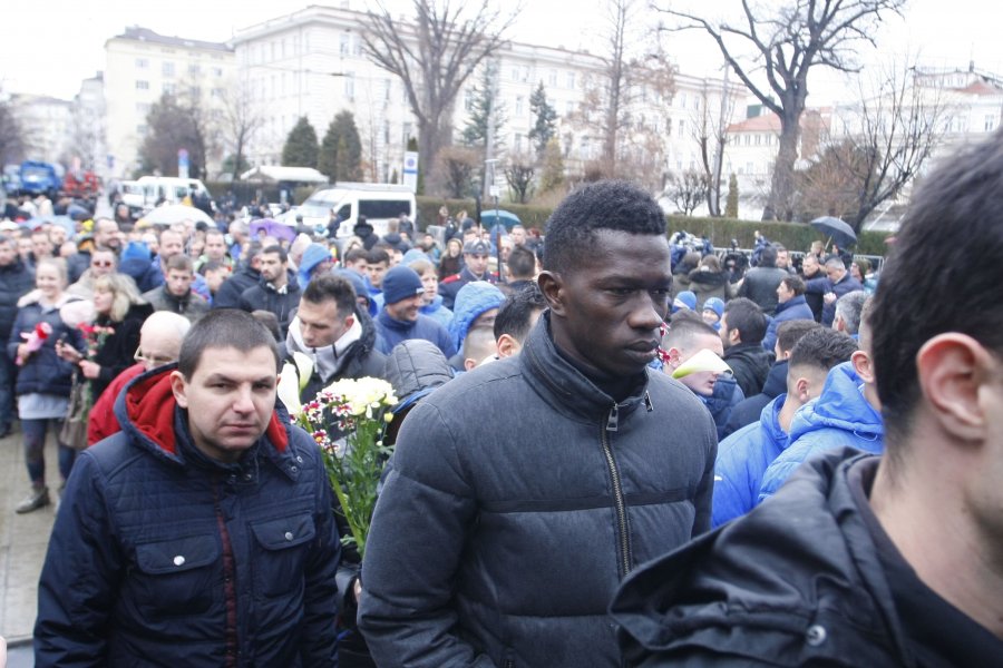 Футболистите на Левски поднасят цветя на паметника на Апостола1