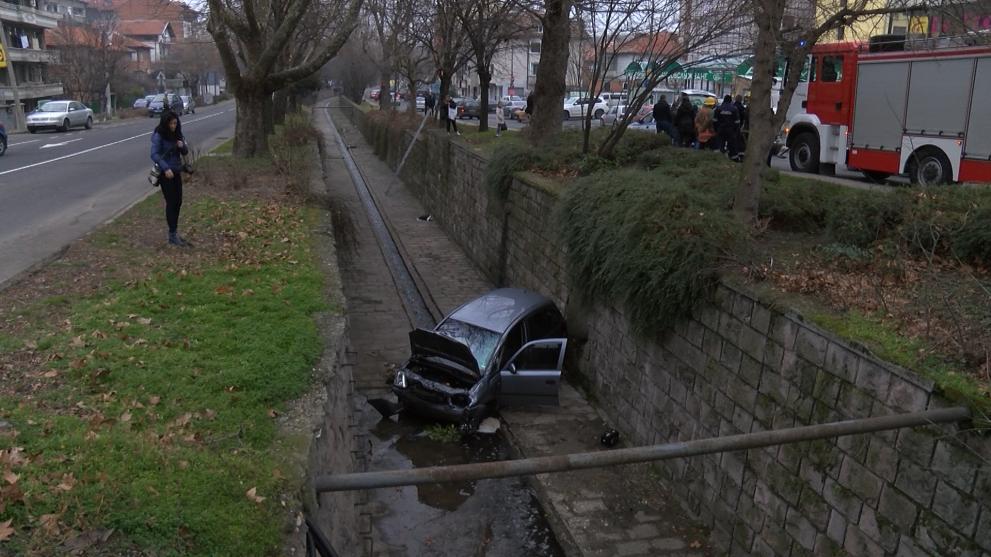 кола се преобърна в реката на бул. Илинден" в Хасково