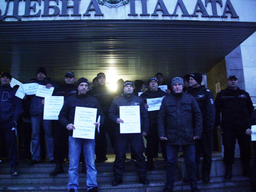 Служителите на "Съдебна охрана" протестират пред Съдебната палата в Добрич