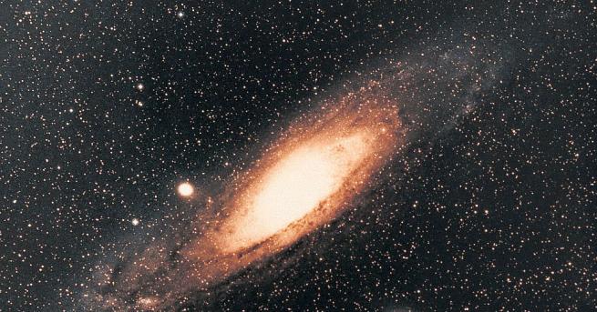 Галактиката Андромеда се е образувала от сблъсък между два звездни