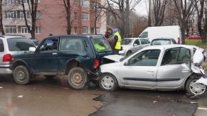 Верижна катастрофа със седем леки коли и багер задръсти движението
