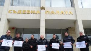 Надзиратели и съдебни охранители излизат на протест пред съдебната палата