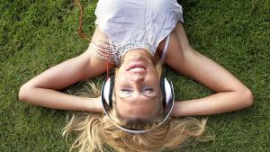 музика слушали момиче