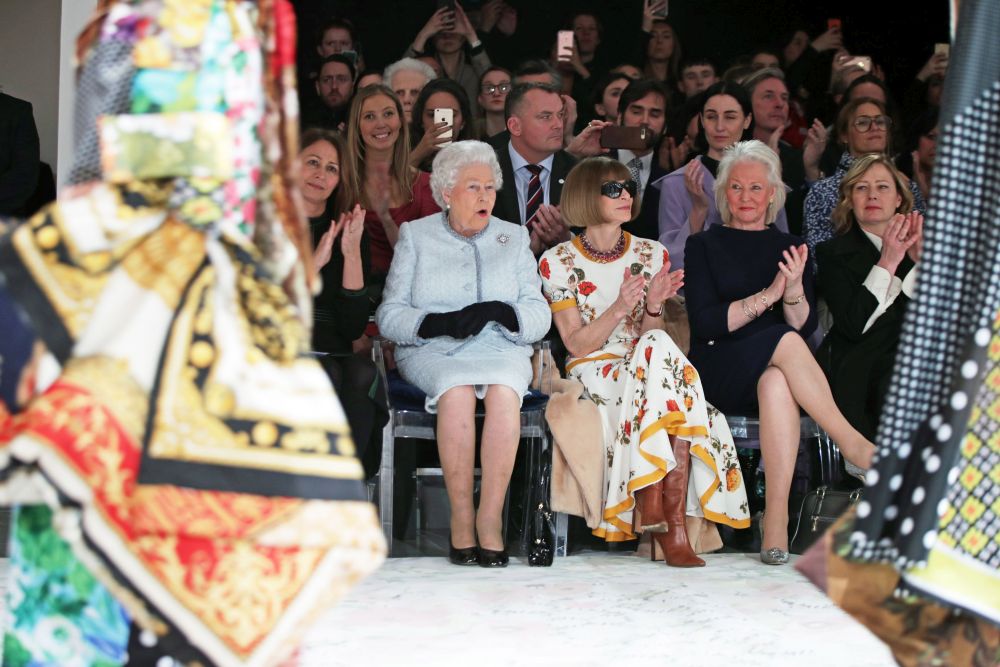 <strong>Кралица Елизабет Втора </strong>за пръв път присъства на Лондонската седмица на модата. Присъствието й е своеобразно признание за британския моден дизайн.<br />
 <br />
Тя връчи първата награда 