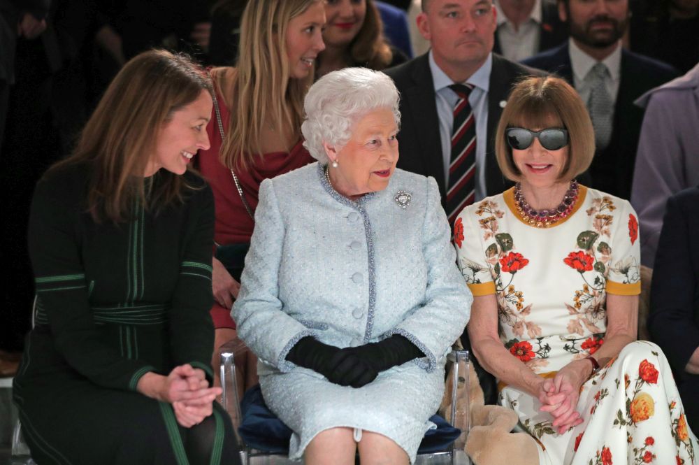 <strong>Кралица Елизабет Втора </strong>за пръв път присъства на Лондонската седмица на модата. Присъствието й е своеобразно признание за британския моден дизайн.<br />
 <br />
Тя връчи първата награда 