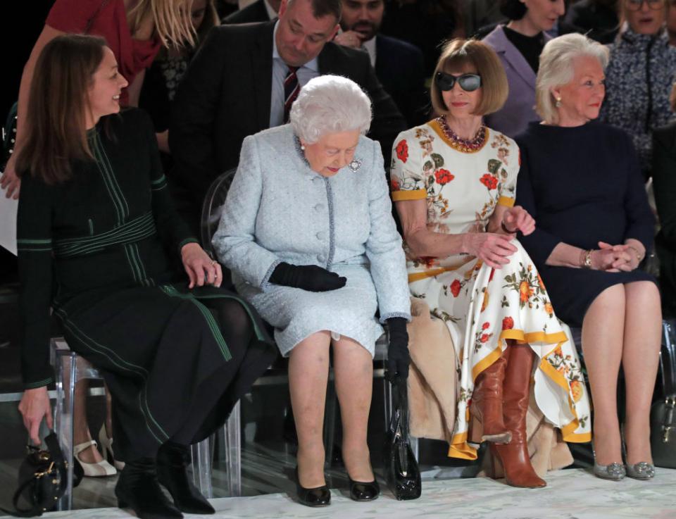  Кралица Елизабет II беше посетител на едно от ревютата по време на Лондонската седмица на модата. Беше в компанията на редактора на Вог Ана Уинтър, а най-после награди дизайнера Ричард Куин. 