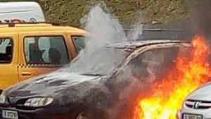 Кола пламна на паркинг на варненски хипермаркет