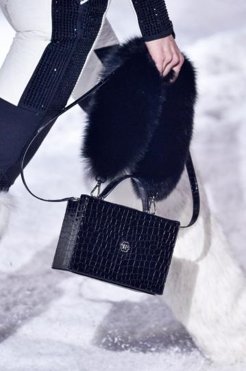 Седмица на модата в Лондон: Чантите, които трябва да притежаваме през 2018-та - снимка 36