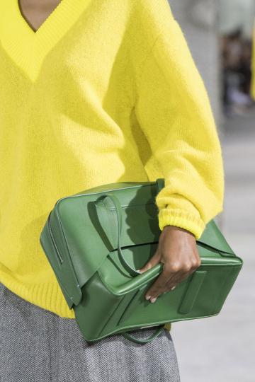 Седмица на модата в Лондон: Чантите, които трябва да притежаваме през 2018-та - снимка 27