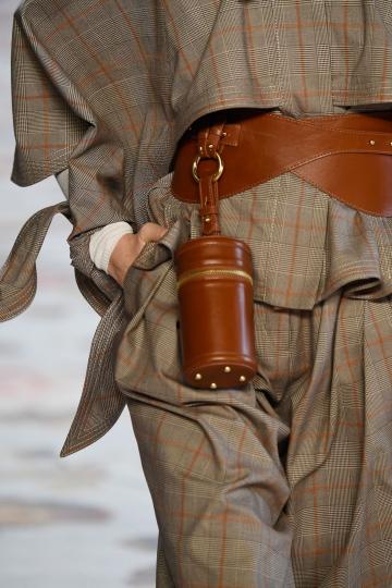 Седмица на модата в Лондон: Чантите, които трябва да притежаваме през 2018-та - снимка 21