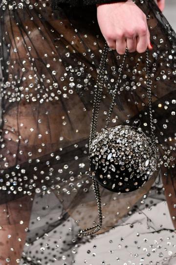 Седмица на модата в Лондон: Чантите, които трябва да притежаваме през 2018-та - снимка 17