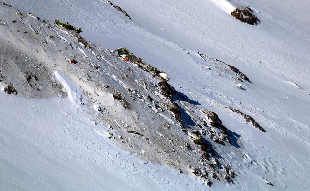 След продължило повече от два дни издирване в планините Загрос спасителите откриха на надморска височина около 4000 метра останките на разбилия се самолет
