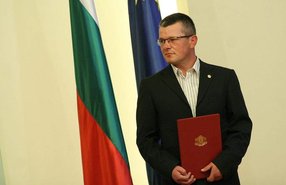 Вицепрезидентът Илияна Йотова връчи документи за българско гражданство на един от спасителите при катастрофата в река Лим