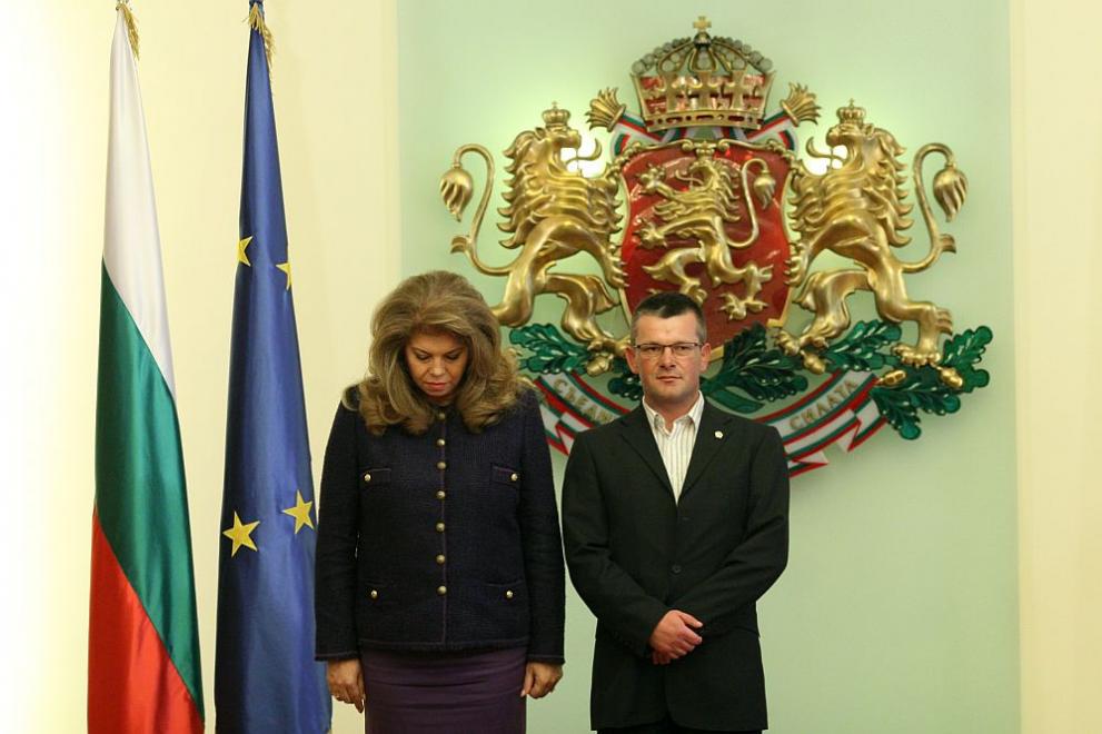 Вицепрезидентът Илияна Йотова връчи документи за българско гражданство на един от спасителите при катастрофата в река Лим