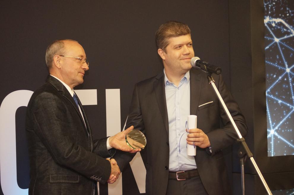  В дясно – Георги Апосолов, в ляво Цветан Симеонов при връчване на приза