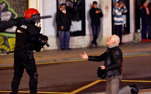 Един полицай умря след сблъсъците между феновете на Атлетик Билбао