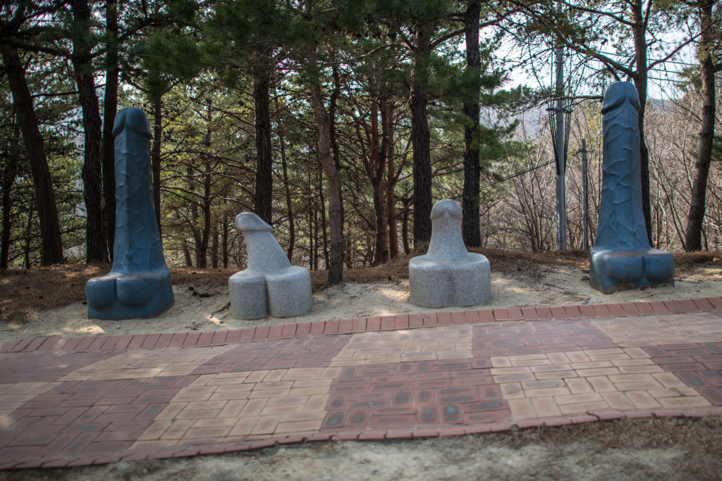 В Южна Корея фалосът си има свое свещено място - Haesindang Park – наричан още „Паркът на пенисите". Паркът се намира на изключително красиво място по източния бряг на Южна Корея, в малък град, наречен Синнам. В него се издигат десетки разнообразни статуи на пениси от масивно дърво, метал, камък.