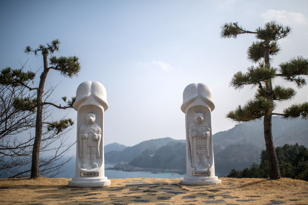 В Южна Корея фалосът си има свое свещено място - Haesindang Park – наричан още „Паркът на пенисите". Паркът се намира на изключително красиво място по източния бряг на Южна Корея, в малък град, наречен Синнам. В него се издигат десетки разнообразни статуи на пениси от масивно дърво, метал, камък.