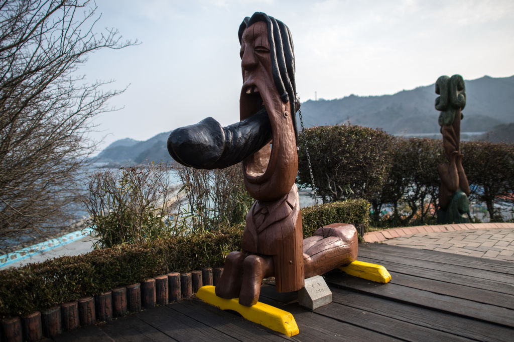 В Южна Корея фалосът си има свое свещено място - Haesindang Park – наричан още „Паркът на пенисите". Паркът се намира на изключително красиво място по източния бряг на Южна Корея, в малък град, наречен Синнам. В него се издигат десетки разнообразни статуи на пениси от масивно дърво, метал, камък.