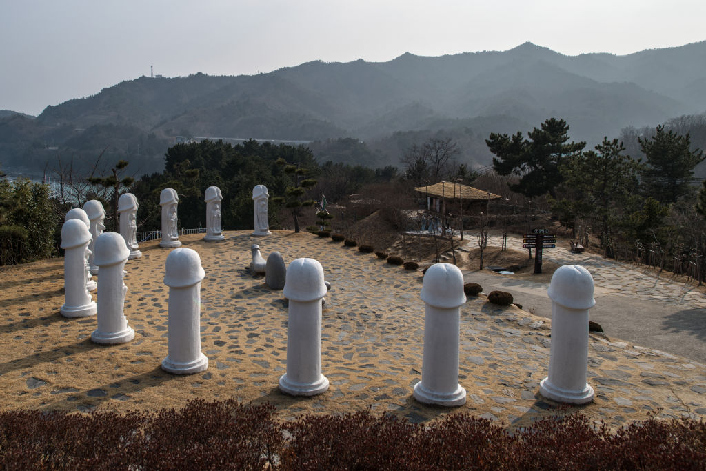 В Южна Корея фалосът си има свое свещено място - Haesindang Park – наричан още „Паркът на пенисите". Паркът се намира на изключително красиво място по източния бряг на Южна Корея, в малък град, наречен Синнам. В него се издигат десетки разнообразни статуи на пениси от масивно дърво, метал, камък.