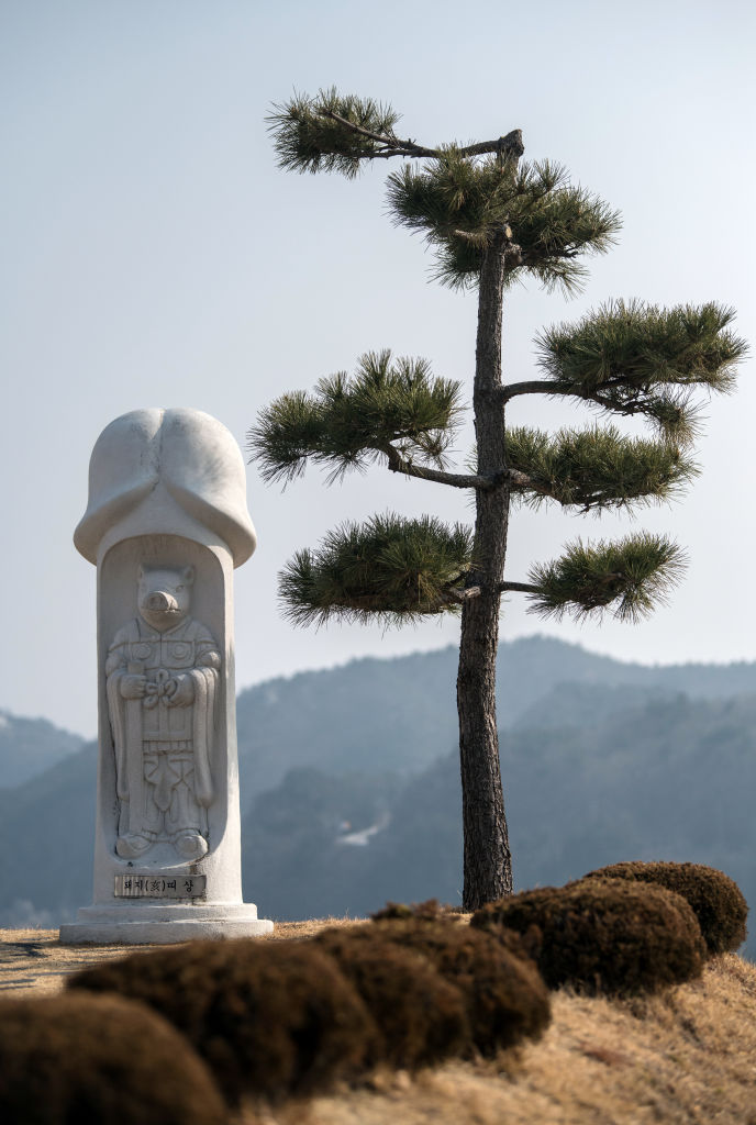 В Южна Корея фалосът си има свое свещено място - Haesindang Park – наричан още „Паркът на пенисите". Паркът се намира на изключително красиво място по източния бряг на Южна Корея, в малък град, наречен Синнам. В него се издигат десетки разнообразни статуи на пениси от масивно дърво, метал, камък.