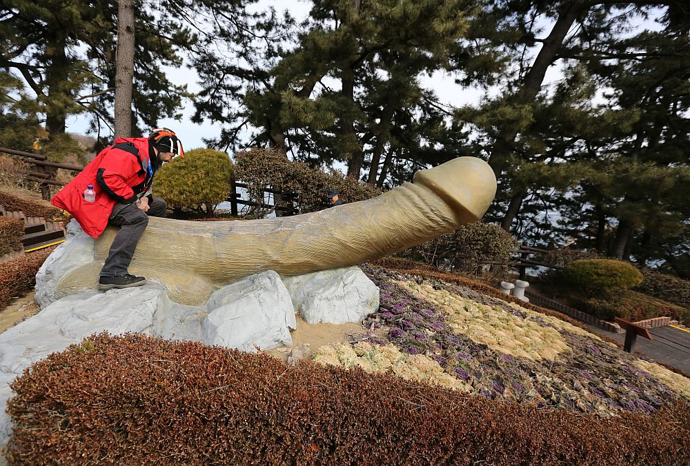 В Южна Корея фалосът си има свое свещено място - Haesindang Park – наричан още „Паркът на пенисите". Паркът се намира на изключително красиво място по източния бряг на Южна Корея, в малък град, наречен Синнам. В него се издигат десетки разнообразни статуи на пениси от масивно дърво, метал, камък.