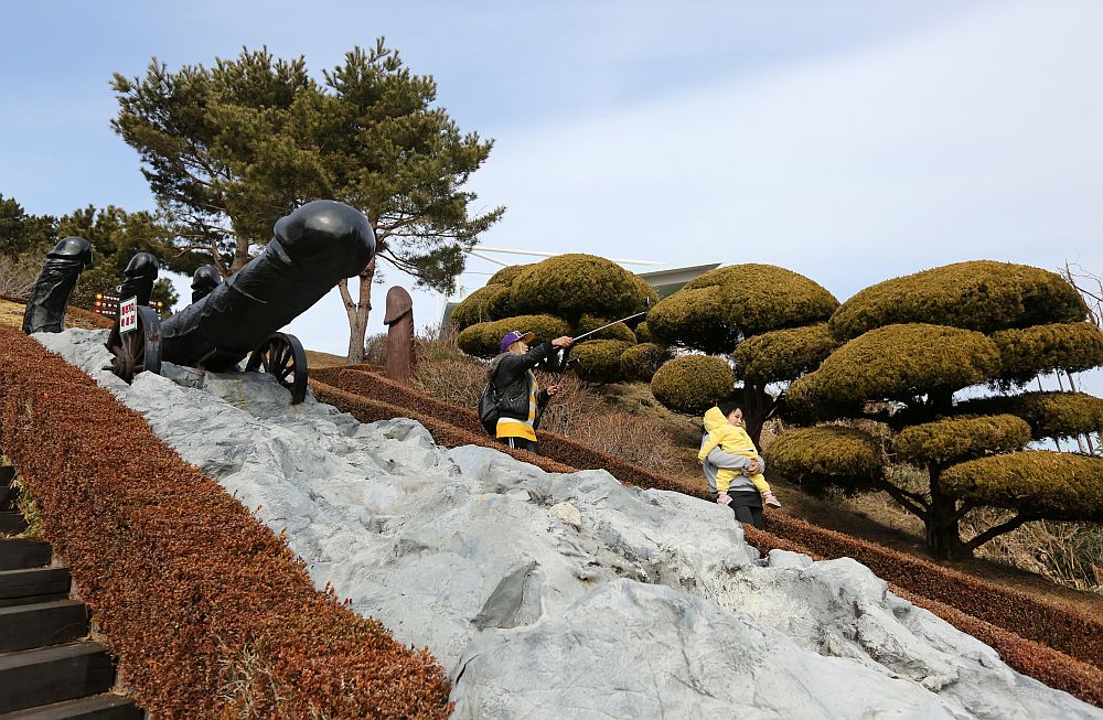 В Южна Корея фалосът си има свое свещено място - Haesindang Park – наричан още „Паркът на пенисите". Паркът се намира на изключително красиво място по източния бряг на Южна Корея, в малък град, наречен Синнам. В него се издигат десетки разнообразни статуи на пениси от масивно дърво, метал, камък.