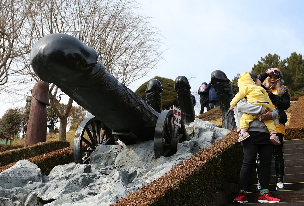 В Южна Корея фалосът си има свое свещено място - Haesindang Park – наричан още „Паркът на пенисите". Паркът се намира на изключително красиво място по източния бряг на Южна Корея, в малък град, наречен Синнам. В него се издигат десетки разнообразни статуи на пениси от масивно дърво, метал, камък.