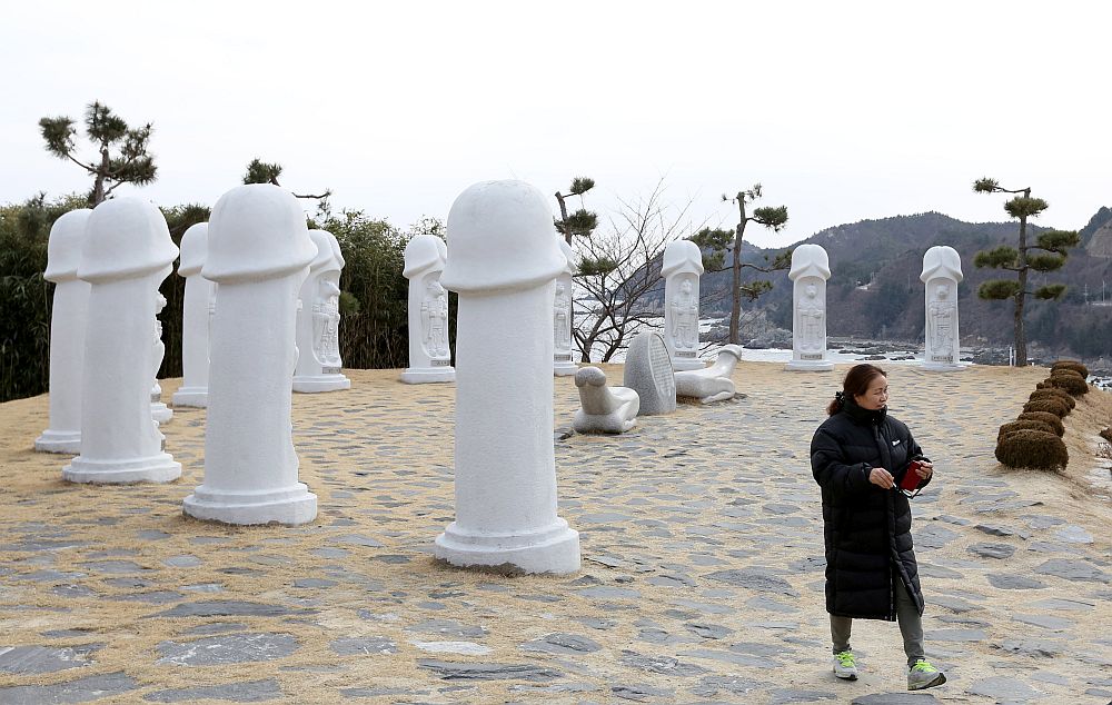 В Южна Корея фалосът си има свое свещено място - Haesindang Park – наричан още „Паркът на пенисите". Паркът се намира на изключително красиво място по източния бряг на Южна Корея, в малък град, наречен Синнам. В него се издигат десетки разнообразни статуи на пениси от масивно дърво, метал, камък.