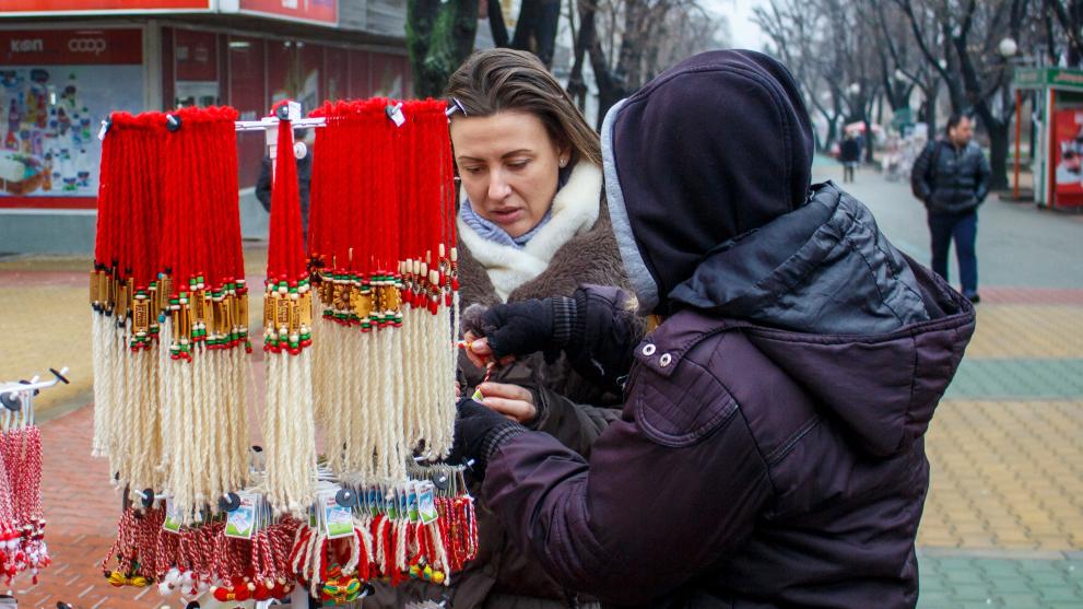  Албена Стоянова към този момент 6-та година основава ръчно направени мартеници в Шумен 