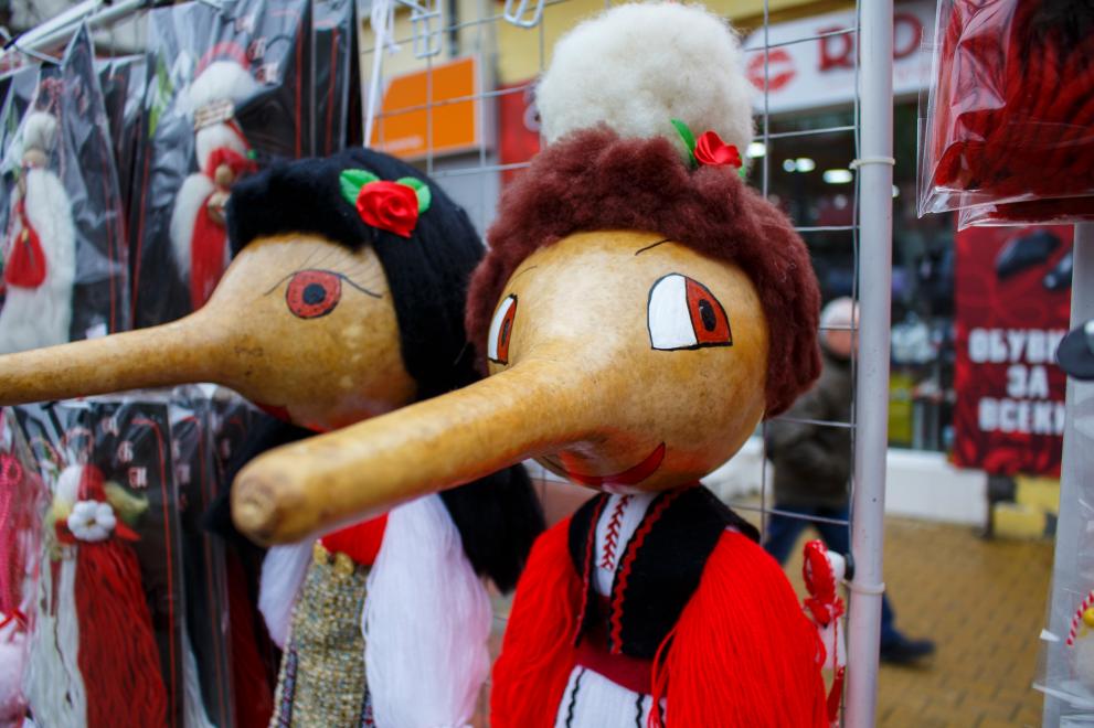  Албена Стоянова към този момент 6-та година основава ръчно направени мартеници в Шумен 