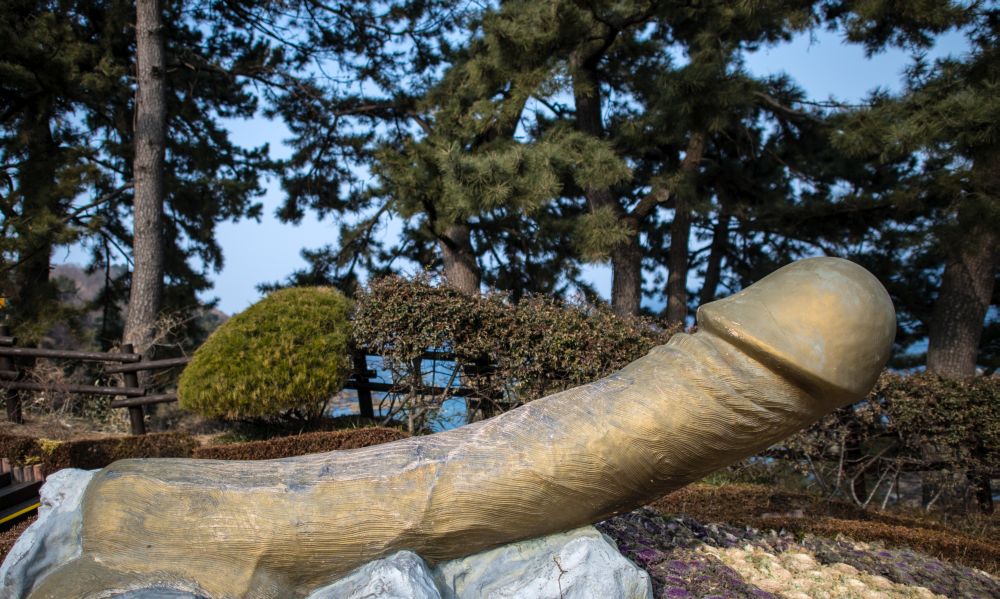 В Южна Корея фалосът си има свое свещено място - Haesindang Park – наричан още „Паркът на пенисите". Паркът се намира на изключително красиво място по източния бряг на Южна Корея, в малък град, наречен Синнам. В него се издигат десетки разнообразни статуи на пениси от масивно дърво, метал, камък.