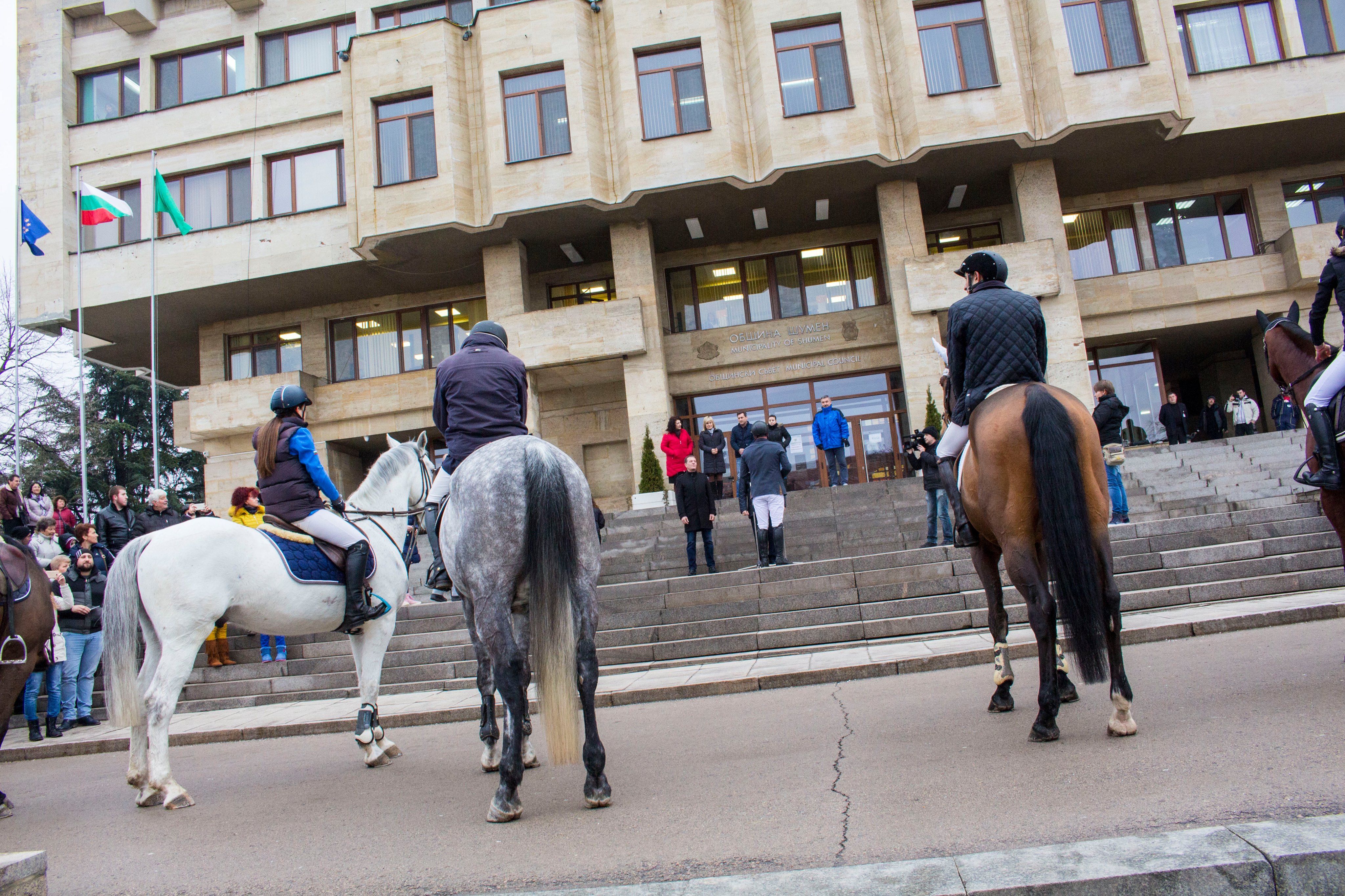 На утрешния празник, Тодоровден на закрития манеж на хиподрума ще се проведат и традиционните конни надбягвания