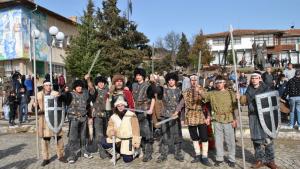 Знаме с конска опашка издигат в панагюрското село Баня