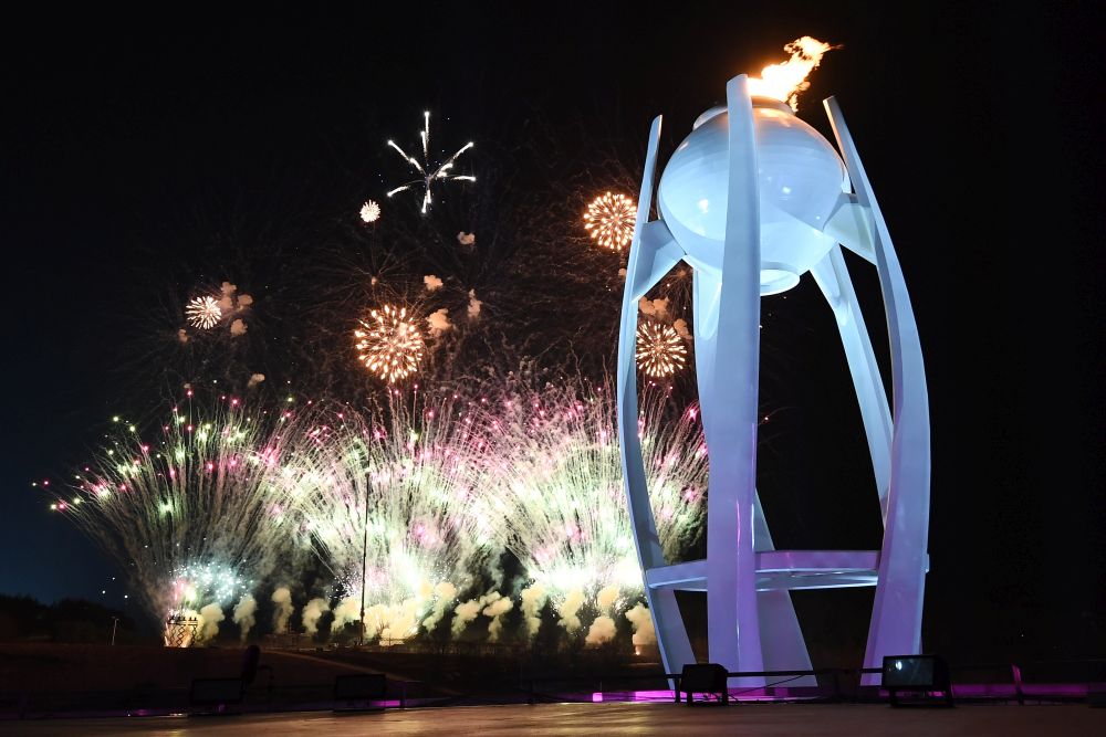 С впечатляваща церемония бе сложен официално край на 23-те Зимни олимпийски игри в Пьончанг.
