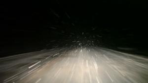 снежен път нощем