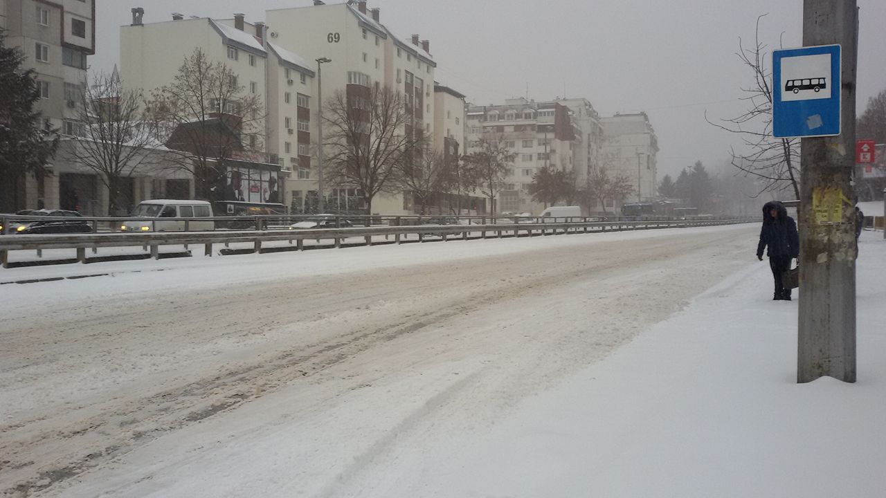 Снежната покривка в Шумен е около 10 сантиметра.