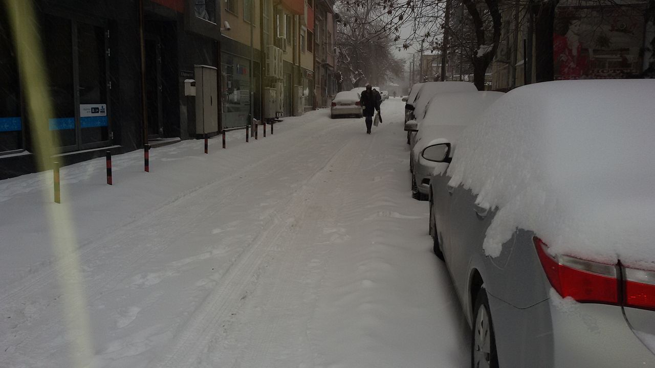 Снежната покривка в Шумен е около 10 сантиметра.