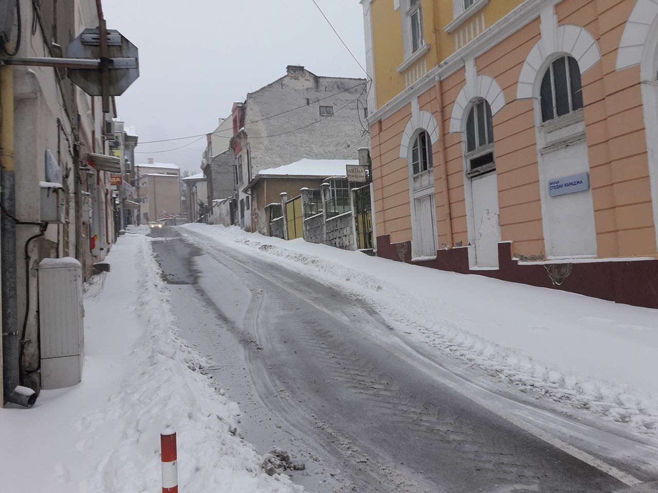 Снежната покривка в Шумен е около 10 сантиметра.