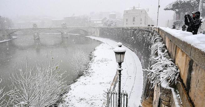 Първи сняг от няколко години падна в Рим и предизвика