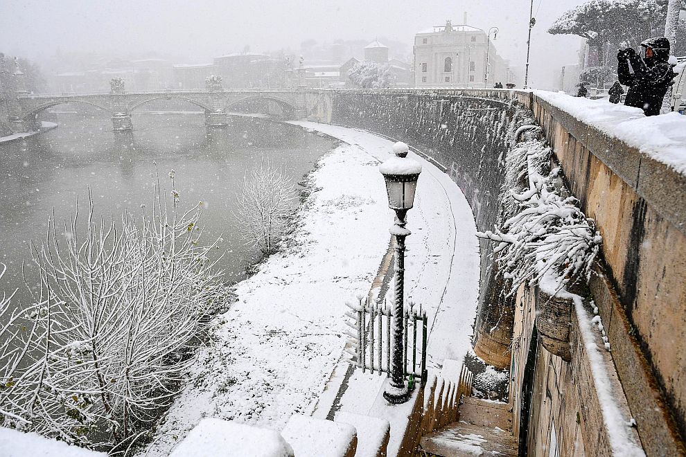 Сняг затрупа Рим за първи път 2012 година