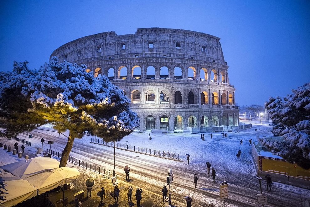 Сняг затрупа Рим за първи път 2012 година