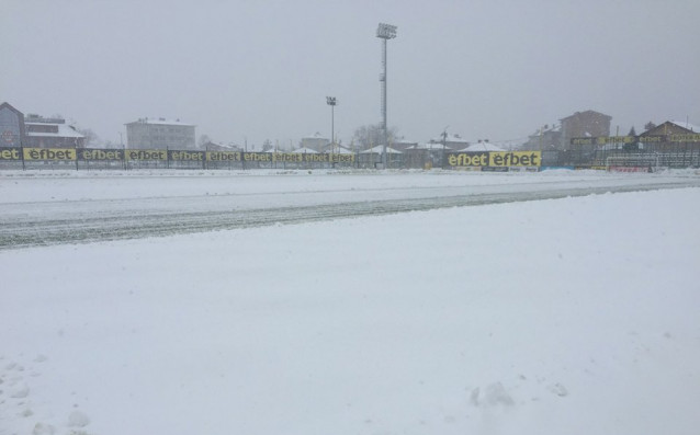 Борбата на Ботев Пловдив със снега на „Ккоматево“ е доста