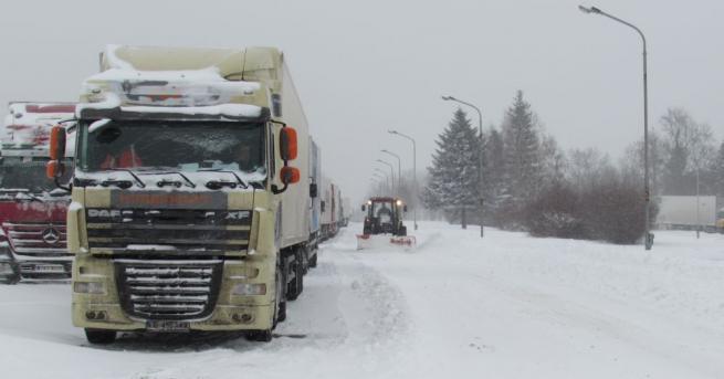 Два камиона са се завъртели на магистрала Тракия в района