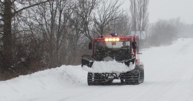 Заради обилен снеговалеж на места в страната пътната обстановка е