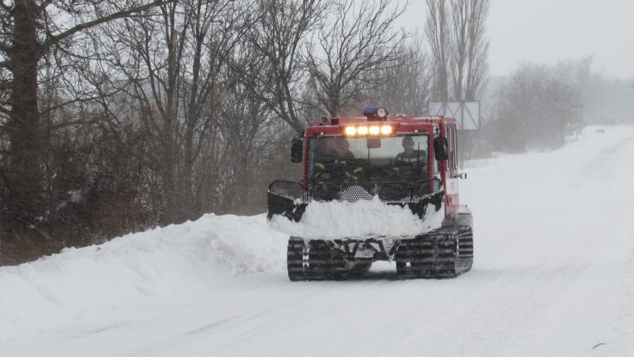 Снегът затвори "Хемус" за часове, верижна катастрофа с над 10 коли